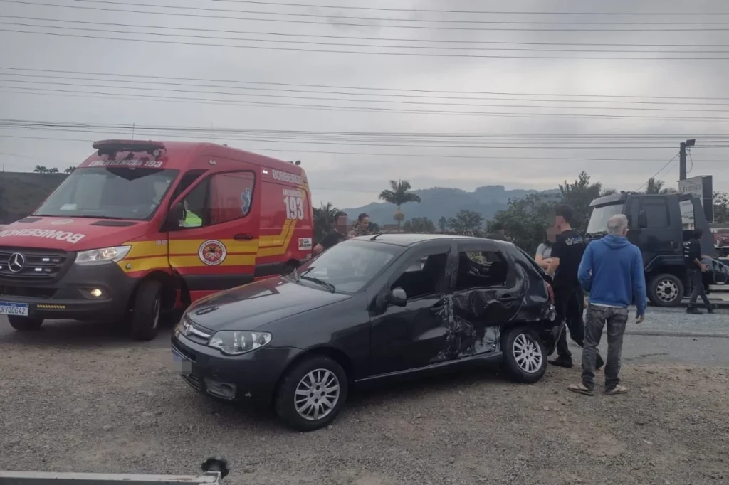 Colisão entre carro e caminhão deixa motorista ferido em São Ludgero