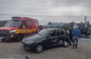 Colisão entre carro e caminhão deixa motorista ferido em São Ludgero