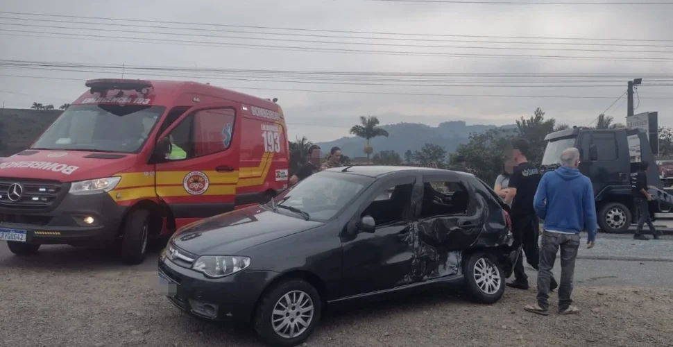 Colisão entre carro e caminhão deixa motorista ferido em São Ludgero