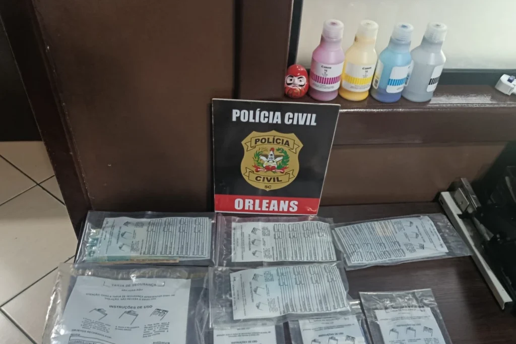 Operação da Polícia Civil prende três pessoas por tráfico de drogas em Orleans