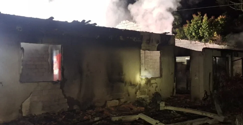 Incêndio destrói residência durante a madrugada em Santa Rosa de Lima