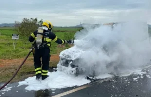 Carro pega fogo e fica parcialmente destruído em Tubarão