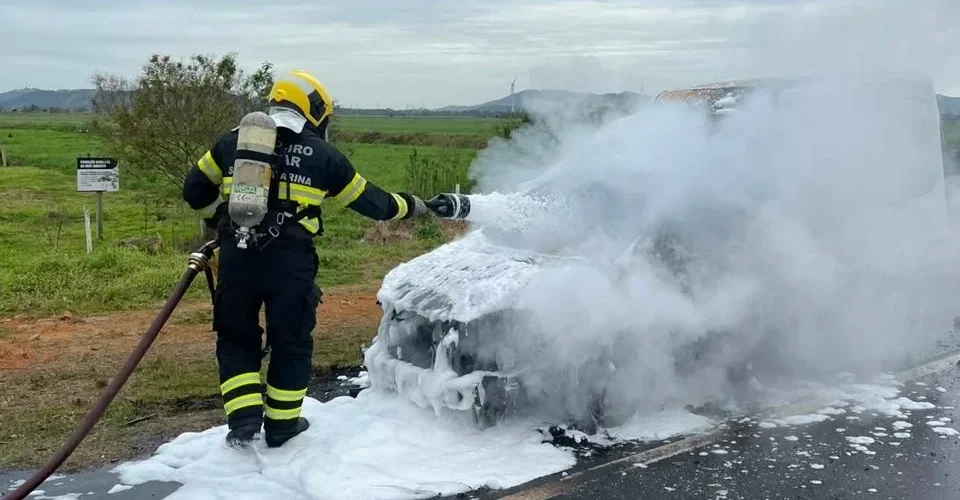 Carro pega fogo e fica parcialmente destruído em Tubarão
