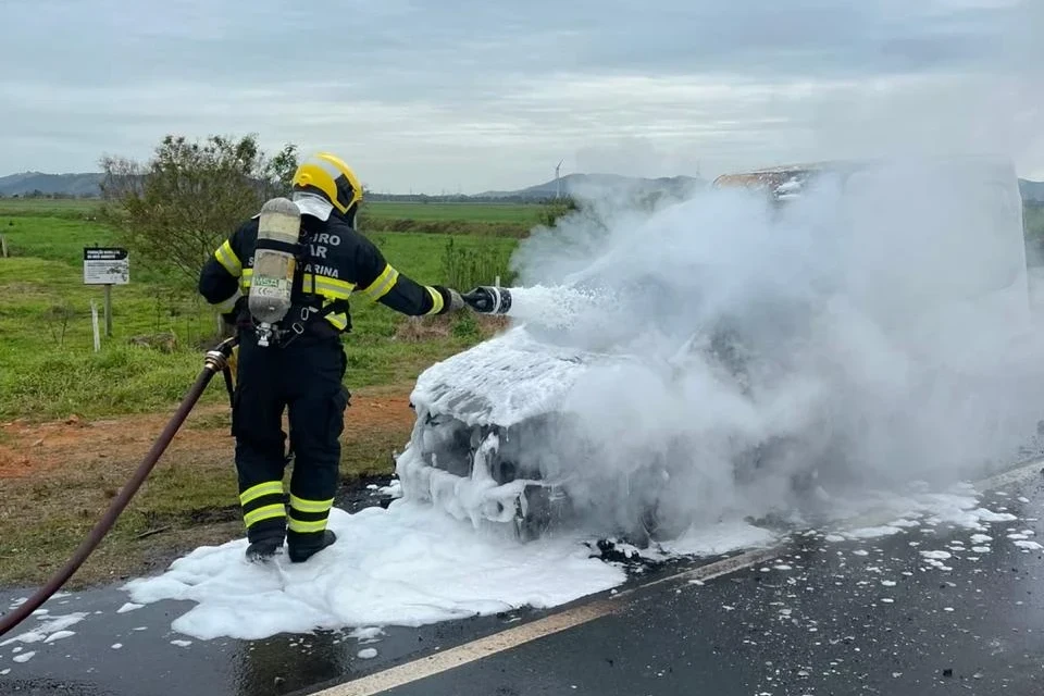 Carro pega fogo e fica parcialmente destruído em Tubarão