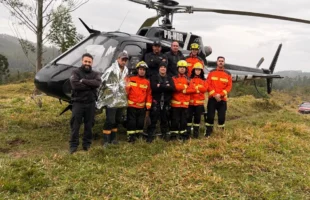 Pai improvisa sinalização para helicóptero e ajuda a salvar filho ferido por motosserra em Rio Fortuna