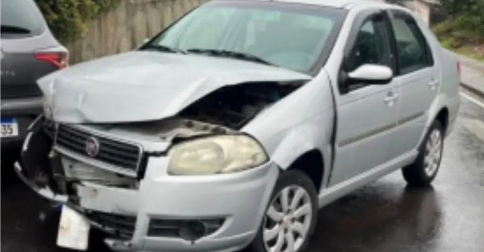 Motorista fica ferida após colisão entre dois carros em Criciúma