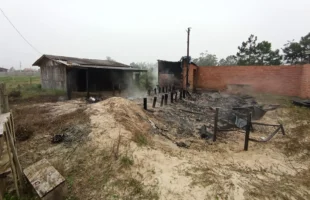 Incêndio atinge residência e se espalha para imóvel vizinho em Balneário Gaivota