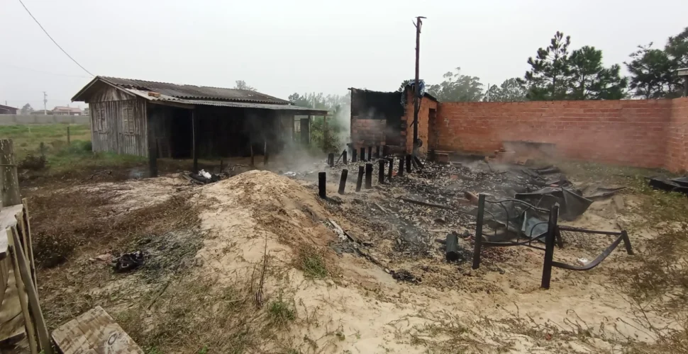 Incêndio atinge residência e se espalha para imóvel vizinho em Balneário Gaivota