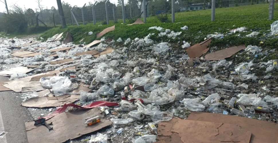 Cerca de 1,8 mil garrafas de whisky são saqueadas após carga cair de caminhão em Içara