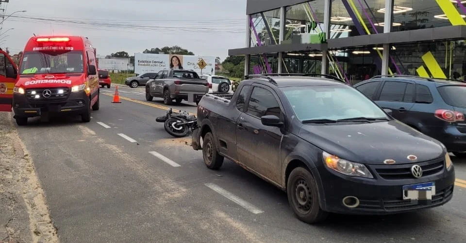 Motociclista fica ferido após colisão com caminhonete em Morro da Fumaça