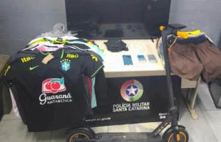 Mulher é encaminhada à delegacia após PM encontrar drogas e objetos furtados em Criciúma