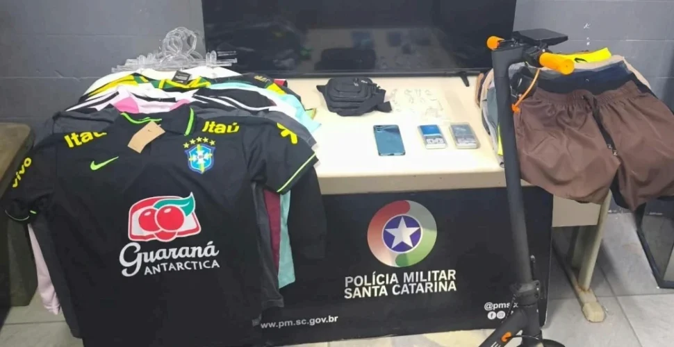 Mulher é encaminhada à delegacia após PM encontrar drogas e objetos furtados em Criciúma