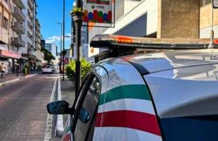 Mulher é presa por tráfico de drogas e homem foge durante abordagem em Criciúma