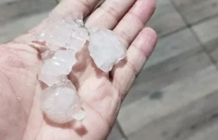 Granizo danifica telhados de três casas e causa estragos em cidades de SC