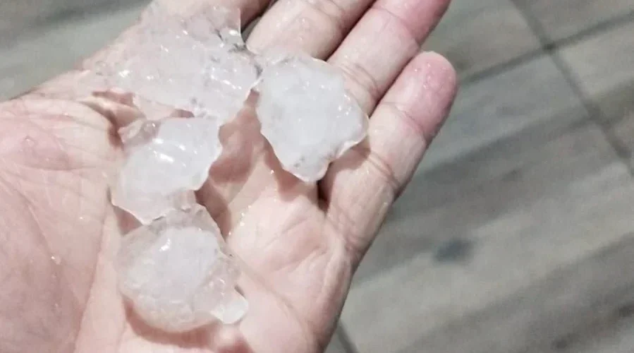 Granizo danifica telhados de três casas e causa estragos em cidades de SC