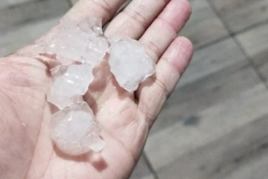 Granizo danifica telhados de três casas e causa estragos em cidades de SC