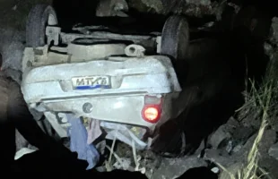 Motorista escapa ileso após carro cair em ribanceira de 30 metros em Lauro Müller