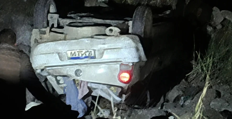 Motorista escapa ileso após carro cair em ribanceira de 30 metros em Lauro Müller