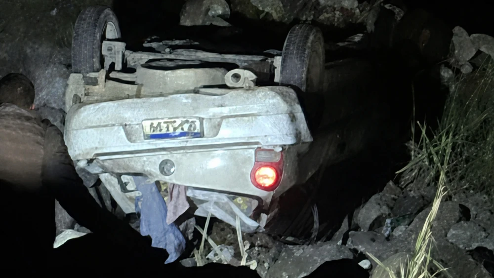 Motorista escapa ileso após carro cair em ribanceira de 30 metros em Lauro Müller