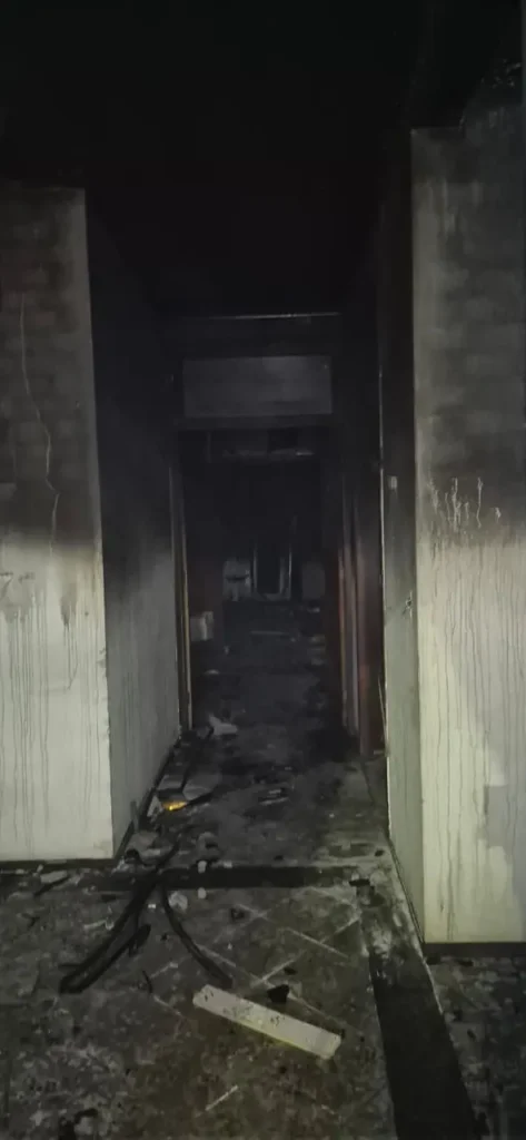 Incêndio atinge galpão abandonado e mobiliza Bombeiros em Criciúma
