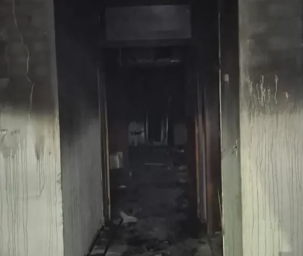 Incêndio atinge galpão abandonado e mobiliza Bombeiros em Criciúma