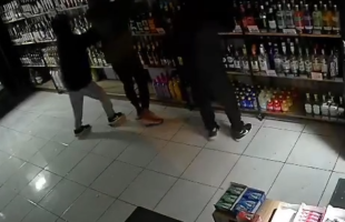 Câmeras registram furto em loja de bebidas durante a madrugada em Urussanga