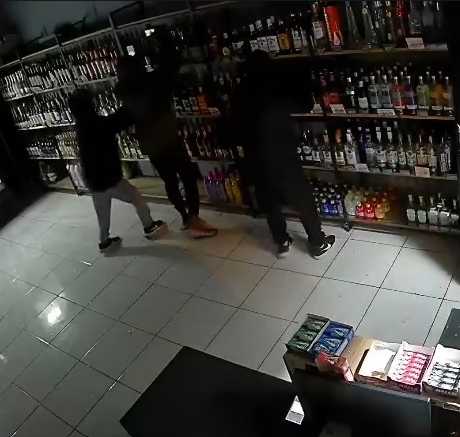 Câmeras registram furto em loja de bebidas durante a madrugada em Urussanga