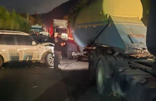 Engavetamentos envolvendo caminhões e carros bloqueiam BR-101 no Morro dos Cavalos