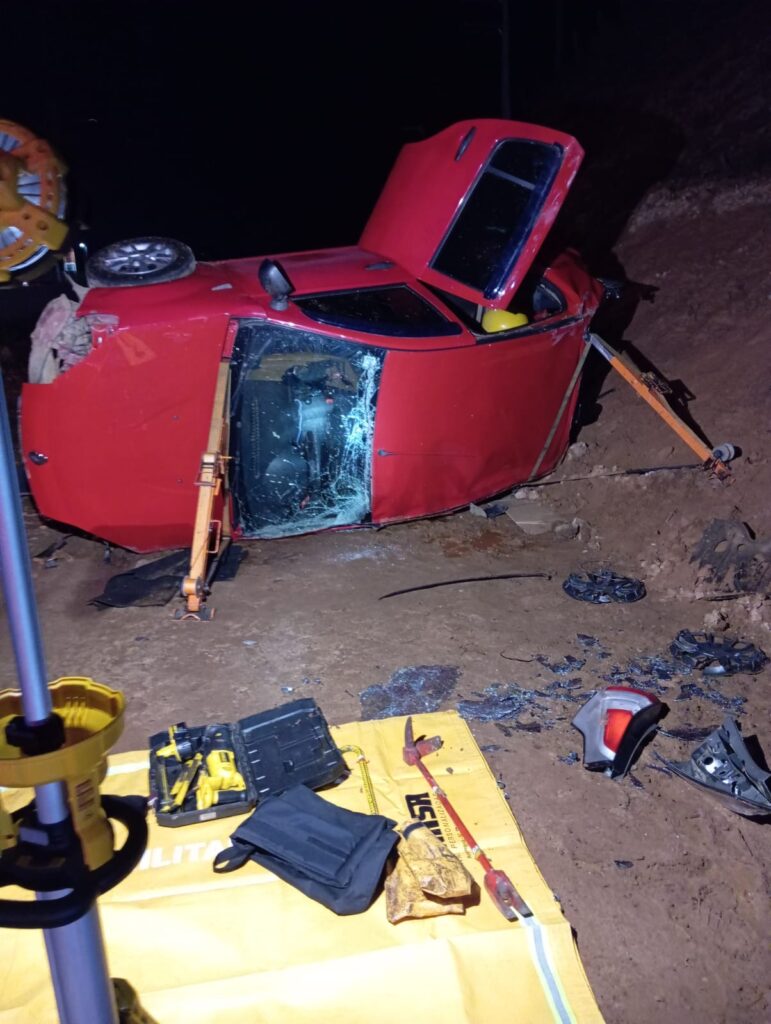 Jovem é resgatada após ficar presa em veículo capotado em Sombrio