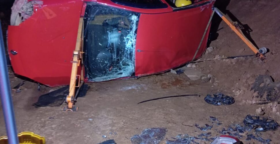 Jovem é resgatada após ficar presa em veículo capotado em Sombrio