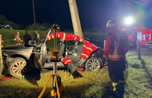 Motociclista sem CNH e com tornozeleira eletrônica é detido após acidente fatal em Laguna