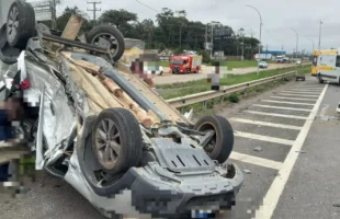 Capotamento na BR-101 deixa sete pessoas feridas em Içara