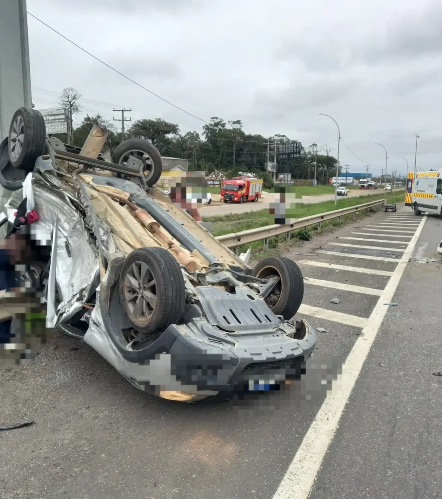 Capotamento na BR-101 deixa sete pessoas feridas em Içara