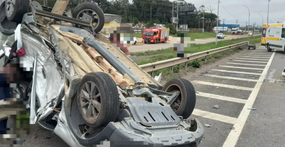 Capotamento na BR-101 deixa sete pessoas feridas em Içara