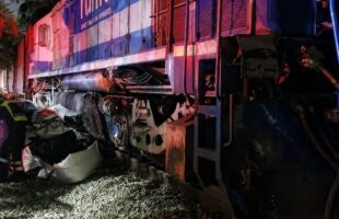 Carro é atingido por trem e motorista fica ferido em Jaraguá do Sul