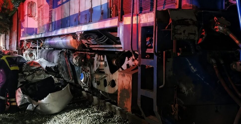 Carro é atingido por trem e motorista fica ferido em Jaraguá do Sul