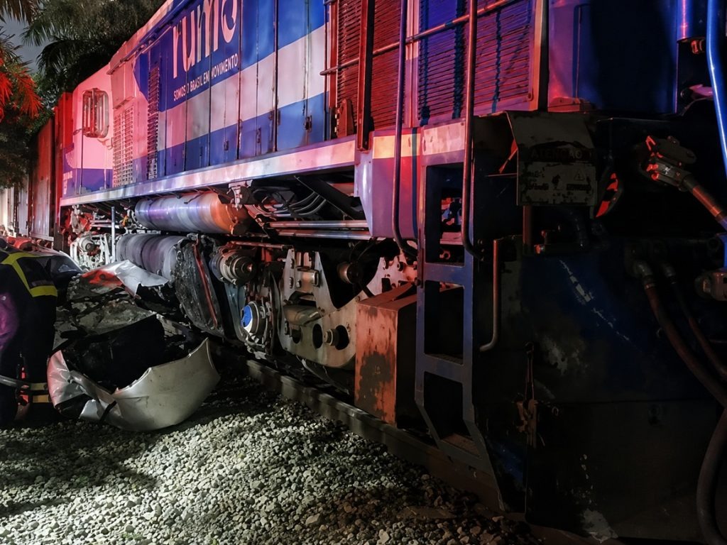Carro é atingido por trem e motorista fica ferido em Jaraguá do Sul