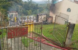 Homem é preso após incendiar residência e confessar crime em Indaial
