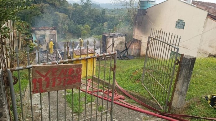 Homem é preso após incendiar residência e confessar crime em Indaial
