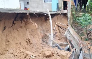 Deslizamento de terra coloca três casas e comércio em risco em Braço do Norte