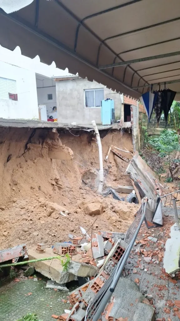 Deslizamento de terra coloca três casas e comércio em risco em Braço do Norte