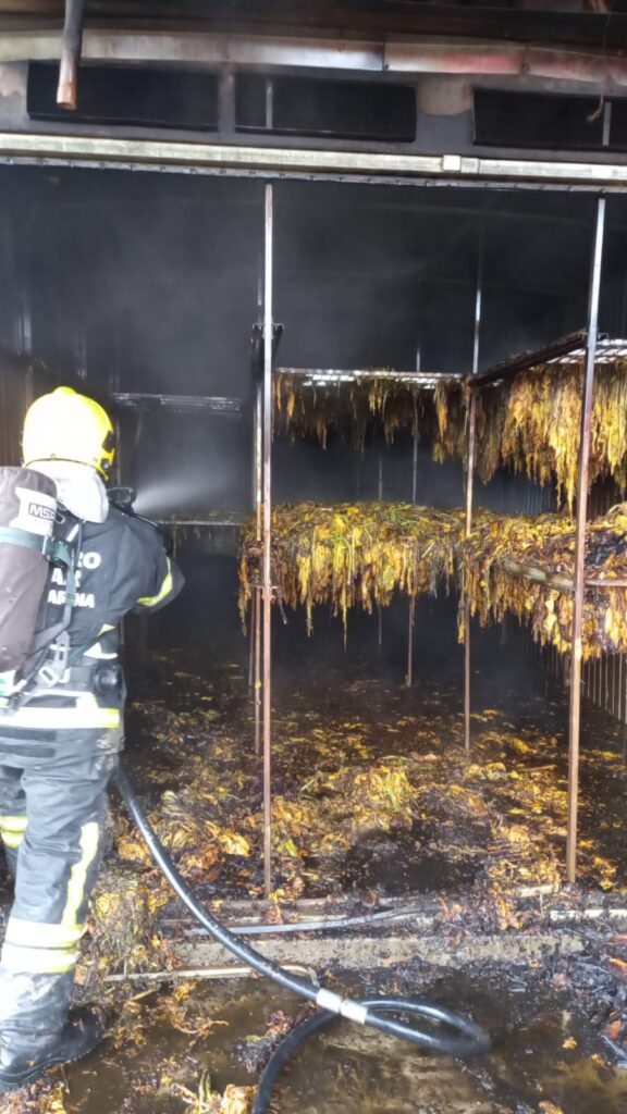 Incêndio atinge estufa de fumo em galpão de Maracajá