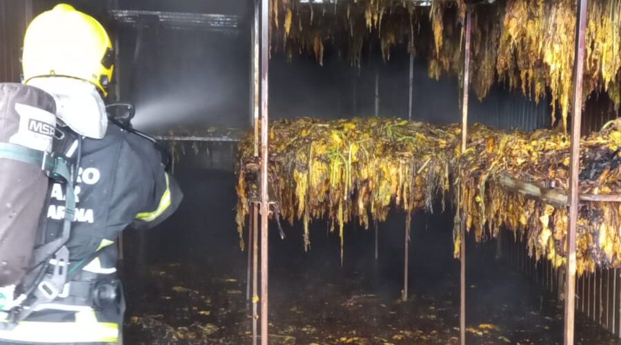 Incêndio atinge estufa de fumo em galpão de Maracajá