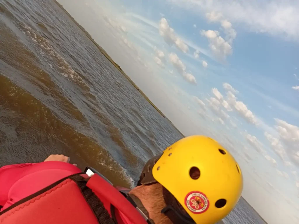 Homem é resgatado após passar horas à deriva em embarcação em Laguna