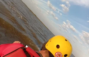 Homem é resgatado após passar horas à deriva em embarcação em Laguna