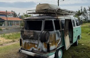 Kombi é destruída por incêndio na Avenida Beira-Mar em Imbituba