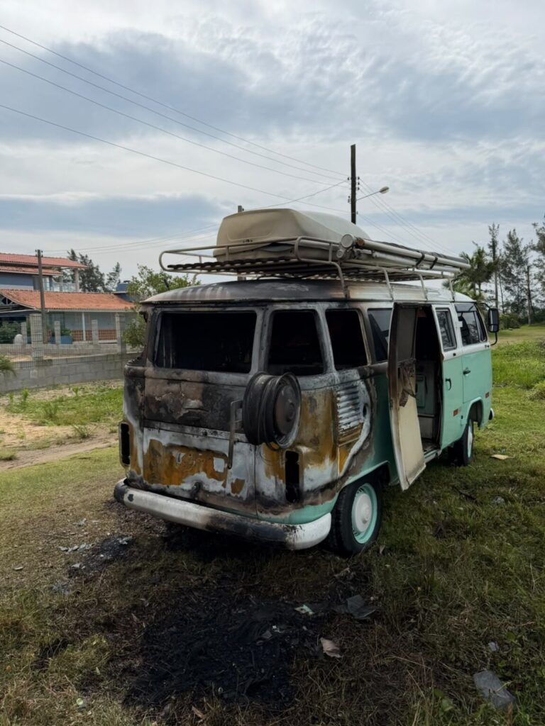 Kombi é destruída por incêndio na Avenida Beira-Mar em Imbituba