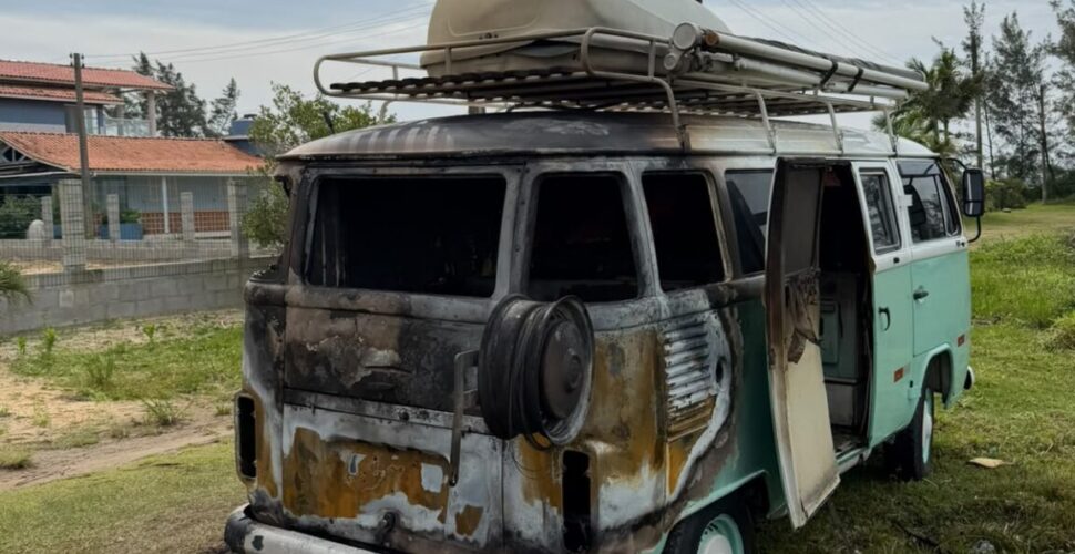 Kombi é destruída por incêndio na Avenida Beira-Mar em Imbituba