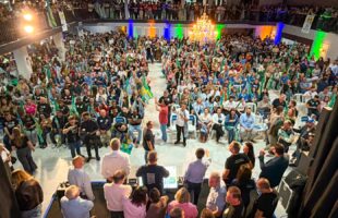 Com mais de 2 mil pessoas, PSD reúne lideranças e lança candidaturas de Julio Garcia e Clésio Salvaro em Criciúma