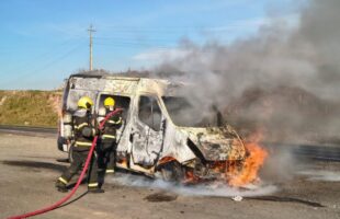 Ambulância pega fogo na BR-282 enquanto transportava criança para atendimento médico